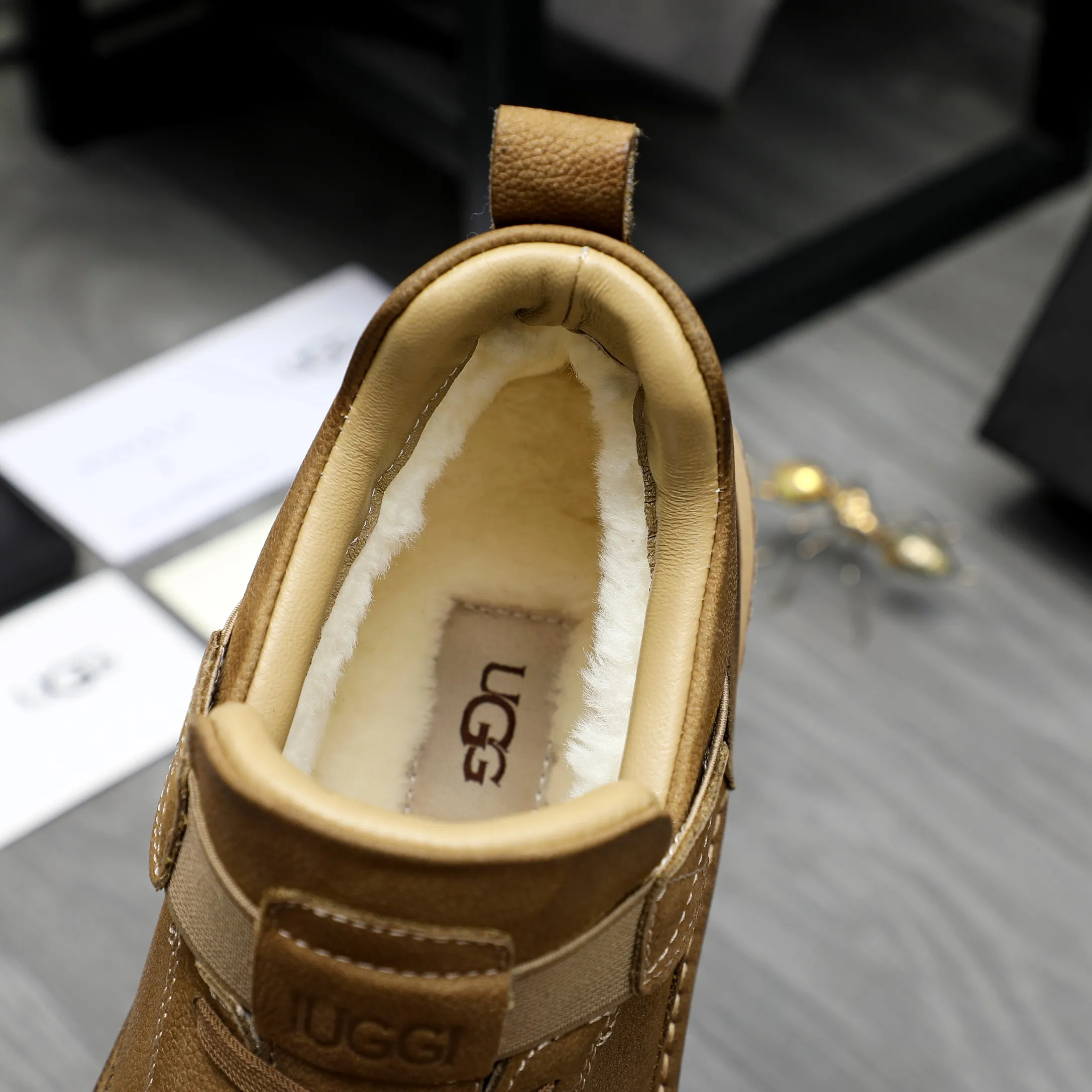 P620 Product trademark: "UGG" Gaobang men's shoes Regular size: 39-44 Product materials: Selected first-layer cowhide upper, wool lining, original outsole